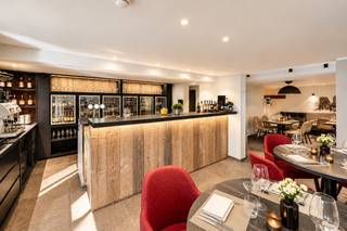 <strong>Ondernemen én wonen op één locatie</strong><br /><br />Aan de <strong>Oude Weg 187 in Zulte</strong> vind je een bijzonder ruime eigendom waar professioneel en privé perfect gecombineerd kunnen worden.<br /><br />De handelsruimte is momenteel ingericht als <strong>volwaardige horecazaak</strong> en beschikt over een sfeervolle zaal met bar, een grote lichtrijke veranda, een professioneel uitgeruste keuken en een ruim zonneterras. De aanwezige infrastructuur maakt een snelle heropstart van een horeca- of ander passend commercieel concept mogelijk.<br /><br />Boven bevindt zich de <strong>private woonruimte</strong>, waardoor wonen en werken hier letterlijk onder één dak kunnen.<br />Ook energetisch staat het pand sterk: <strong>EPC A en 40 zonnepanelen</strong>. Private parkeermogelijkheid maakt het geheel extra praktisch. De eigendom biedt circa <strong>396 m² vloeroppervlakte op een perceel van 563 m²</strong>.<br /><br />Een interessante opportuniteit voor wie ruimte zoekt om te <strong>ondernemen, wonen en verder uit te bouwen op één locatie</strong>.<br /><br /><strong>Benieuwd naar de mogelijkheden van dit pand?</strong><br />Contacteer Alexander Pieters van OC Vastgoed via <strong>0476 62 30 37</strong> voor meer informatie of een bezoek.<br /><br />CV: Aardgas<br />EPC: A-label - Oppervlakte perceel: 563 m<sup>2</sup> – Bruto vloeroppervlakte: 396 m<sup>2</sup> volgens het EPC-attest<br />Stedenbouwkundige inlichtingen: woongebied, bouwvergunning, geen verkavelingsvergunning, geen voorkooprecht, geen rechterlijke herstelmaatregel of bestuurlijke maatregel opgelegd.<br />Geen overstromingsgevoelig gebied: P-score: A, G-score: A.<br />Geen renovatieverplichting.