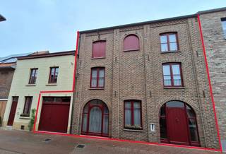 Ontdek deze charmante en energiezuinige stadswoning met 4 slaapkamers op een absolute toplocatie in het centrum van Maaseik. Hier geniet je van het beste van twee werelden: het gemak van leven in de stad op wandelafstand van alle nodige voorzieningen én de rust van een kindvriendelijke, gezellige buurt. Een perfecte mix van levendigheid en sereniteit. De woning biedt bovendien heel wat potentieel: de zolderruimte van 60 m² kan volledig worden omgevormd tot een extra slaapkamer, hobbykamer of bureau — helemaal volgens jouw wensen en noden.Extra troeven die het woongemak compleet maken?• Een aparte garage, zodat je altijd zorgeloos kan parkeren• Een aangename zonnige tuin met aangelegd terras waar je heerlijk tot rust komt na een drukke dagBen jij op zoek naar een perfecte combinatie van levendigheid, comfort en uitbreidingsmogelijkheden? Dan is deze stadswoning beslist een bezoek waard! Neem vandaag nog contact op voor meer informatie of een vrijblijvende bezichtiging.De algemene voorwaarden van Dewaele DIY kunt u steeds raadplegen via dewaele.com.