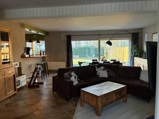 Immeuble mitoyen dans une rue calme de Schoten, à proximité du centre * Rez-de-chaussée : hall d'entrée avec toilettes invités, spacieux salon avec...