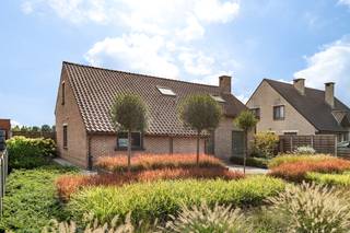 Aan de Aarschotsesteenweg 130 in Lier bevindt zich deze volledig instapklare woning met een bewoonbare oppervlakte van maar liefst 240 m². De woning werd doorheen de jaren met aandacht vernieuwd en biedt een mooie combinatie van ruimte, comfort en praktische mogelijkheden.<br />
Met 4 slaapkamers is er plaats voor een groot gezin, een thuiskantoor of een hobbyruimte. De badkamer werd in 2018 vernieuwd. Daarnaast beschikt de woning over een bijzonder handige wasplaats met een extra douche, een praktische aanvulling op het dagelijkse wooncomfort.<br />
De mooie veranda vormt een aangename extra leefruimte met zicht op de tuin. Ook de buitenruimte kreeg recent aandacht: de tuin werd in 2024 vernieuwd en is een fijne plek om te ontspannen.<br />
De absolute troef bevindt zich achteraan de woning: een vergund magazijn van 85 m². Deze ruime bijkomende oppervlakte biedt tal van mogelijkheden voor opslag of hobby’s. Op het dak van het magazijn liggen bovendien 26 zonnepanelen.<br />
Wie op zoek is naar een instapklare woning met veel leefruimte, 4 slaapkamers én een uitzonderlijk ruime extra opslagplaats, vindt hier een pand dat zeker een bezoek waard is.<br />
<br />
Troeven: <br />
✅ Instapklaar<br />
✅ Vergund magazijn<br />
✅ 4 slaapkamers<br />
✅ Badkamer (2018)<br />
✅ 26 Zonnepanelen <br />
✅ EPC = C<br />
✅ 12,66 Are<br />
✅ ... <br />
<br />
Voor interactieve grondplannen met foto’s, ga naar www.wijns.be en klik op de knop “virtueel bezoek”.<br />
Info & afspraak: ☎ 0473/33 33 10 ✉ geoffry@wijns.be