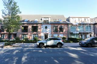 Verzorgd appartement met ruim terras en garagebox pal in het centrum van Gooreind! Het aangename appartement bevindt zich op de eerste verdieping...