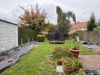 Stevige woning te koop met betonstructuur in Kuurne, waarvan het eerste verdiep al volledig gerenoveerd is. <br /><br />Bij het binnengaan van de woning kom je in de ruime leefruimte met zicht op de tuin. Hier is een gaskachel aanwezig als hoofdverwarming. Aansluitend heb je de keuken en een deur naar de garage. Er is een apart gastentoilet en een wasberging. <br /><br />Op het 1ste verdiep zijn er 3 slaapkamers en een badkamer met douche, lavabo en toilet aanwezig. Er is nog een geïsoleerde zolder.<br /><br />Ruime zuid-georiënteerde tuin. Er is een oprit naast de woning waar er zeker 2 auto's achter elkaar kunnen en een aparte garage. <br /><br />PLUSPUNTEN:<br />+ 1ste verdiep is gerenoveerd<br />+ rustige ligging, centrum Kuurne