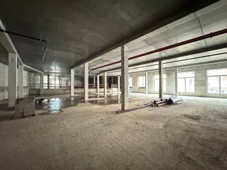 Located in the Tannat project in the heart of Molenbeek, this superb CASCO commercial space of 1,231 m² is integrated into a neighborhood...