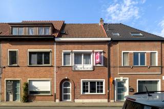 Gunstig gelegen gezinswoning in de onmiddellijke nabijheid van belangrijke invalswegen, buurtwinkels en het openbaar vervoer. Deze woning onderging in 2019 een kwalitatieve totaalrenovatie en geniet volgende indeling: inkomhal, grote leefruimte met eetplaats die uitgeeft op het zonnige terras met buitenbergingen, wasplaats, uitgeruste keuken met onder andere een Bellings gasfornuis (2 ovens en aparte grill), berging. Op de eerste verdieping bevinden zich 2 ruime slaapkamers en een eerste badkamer. Op de tweede verdieping bevindt zich de 3de slaapkamer met ensuite de tweede badkamer.<br /><br />Stedenbouwkundige inlichtingen: Woongebieden, voorkooprecht, geen verkavelingsvergunning, vergunning aanwezig, geen rechtelijke herstelmaatregel of bestuurlijke maatregel opgelegd - geen overstromingsgevoelig gebied - EPC label B - 189 kWh/m²/jaar<br /><br />Bezoek mogelijk na afspraak met Serge van Center Office via 0485/61 59 22