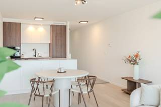 Het appartement is gelegen op de derde verdieping van de residentie Marina Beach op de Zeedijk. Het appartement werd in 2026 volledig gerenoveerd. De woonkamer met open keuken heeft een aansluitend terras met fantastisch zeezicht! Tevens is er ook een privatieve kelderberging.<br /><br />Indeling: <br />- Inkomhall<br />- Bergruimte met aansluiting wasmachine<br />- Woonkamer met open keuken voorzien van afwasmachine, frigo, inductie kookvuur en combi microgolf-oven<br />- Slaapkamer met aansluitend badkamer met inloopdouche en lavabo <br />- Gastentoilet<br />- Privatieve kelderberging<br /><br />Troeven: <br />- Prachtige totaalrenovatie<br />- Fantastisch wijds zicht op zee<br />- Ruim terras<br />- Mooie open keuken<br />- Conforme keuring elektriciteit<br />- Privatieve kelderberging<br />- Gemeenschappelijke fietsenberging<br /><br />Interesse in dit top appartement aan zee? Neem vandaag nog contact op met ons kantoor voor uw plaatsbezoek!<br /><br />Bestuursmaatregelen in het maatregelenregister: nee