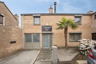 <p><strong>À VENDRE : Spacieuse maison familiale de 4 chambres à Houthalen !</strong></p><p>Cette maison bien entretenue, située dans un lotissement fermé, offre tout le confort nécessaire à une famille. Elle comprend 4 chambres, un salon convivial avec poêle à bois et une cuisine semi-ouverte équipée d'appareils électroménagers encastrés.</p><p>La salle de bains est équipée d’une baignoire et de toilettes. Il y a également des toilettes séparées pour les invités. Le garage sert actuellement d’espace de rangement pratique.</p><p>Depuis la cuisine, vous accédez à la terrasse dotée d’un auvent et à l’agréable jardin, où vous pourrez profiter d’un moment de tranquillité. La maison est également équipée de moustiquaires.</p><p><strong>Situation :</strong></p><p>La maison est située dans un quartier résidentiel calme et adapté aux enfants à Houthalen. Les écoles, les commerces, les transports en commun et autres commodités quotidiennes se trouvent à proximité. Grâce à la liaison directe avec l’E314, Genk, Hasselt et les communes environnantes sont facilement accessibles. De plus, plusieurs sentiers de randonnée et pistes cyclables, des réserves naturelles et des possibilités de loisirs se trouvent à proximité.</p><p><strong>Agencement :</strong></p><p>Rez-de-chaussée : hall d'entrée, pièce à vivre, cuisine semi-ouverte, toilettes séparées.</p><p>Étage : 4 chambres, salle de bains avec baignoire et toilettes.</p><p>Extérieur : garage servant de débarras, terrasse avec auvent, jardin entièrement clôturé.</p><p><strong>Atouts :</strong></p><p>- 4 chambres à part entière !</p><p>- Bon indice de performance énergétique (PEP) ! (Label B !)</p><p>- Espace de vie convivial avec poêle à bois !</p><p>- Terrasse avec auvent !</p><p>- Moustiquaires installées !</p><p>- Jardin entièrement clôturé pour plus de calme et d'intimité !</p><p>Certificat de performance énergétique (<strong>EPC) B, numéro de certificat</strong><strong>20260710-0003914238-RES-1<br />Note G :</strong><strong>A<br />Note P :</strong><strong>A<br />Informations urbanistiques : zone résidentielle – permis de construire – pas de droit de préemption </strong><strong><br />Source : surface habitable EPC</strong></p>