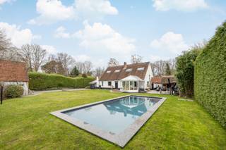 Deze karaktervolle woning biedt een ruim en veelzijdig woonvolume met tal van authentieke elementen, en geniet van een unieke, rustige ligging in...