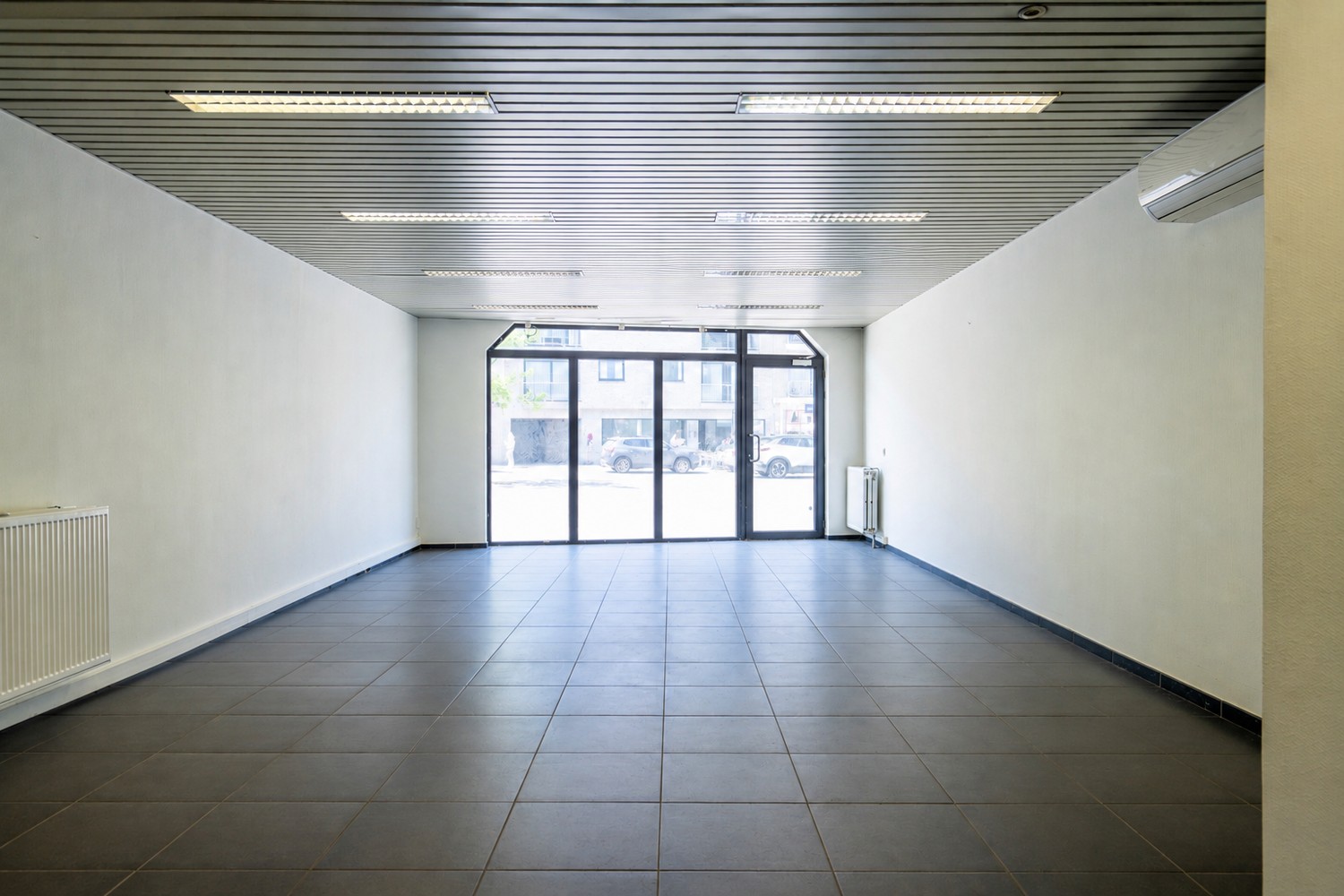 HANDELSRUIMTE MET 7 PRIVÉPARKINGS - foto 4