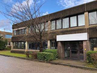 Superbe immeuble d’entreprise avec 1.314 m² de bureaux à louer le long de l’E40 à Zaventem. Les bureaux modernes sont répartis en plusieurs espaces et équipés de tout le confort contemporain. De vastes zones de stationnement et de manœuvre sont prévues sur le site. Possibilité de division en surfaces plus petites. Disponible immédiatement.<br />Accessibilité exceptionnelle grâce à la proximité de l’E40 et du ring de Bruxelles (R0).<br /><br />N’hésitez pas à contacter <strong>PANORAMA B2B</strong> pour de plus amples informations (techniques), les plans ou pour organiser une visite : <strong>0477/09.00.09.</strong>
