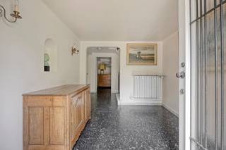 In de rustige en gegeerde René Comhainelaan 52 te Sint-Agatha-Berchem bevindt zich deze prachtige en bijzonder authentieke villa met een bewoonbare oppervlakte van ca. 220 m² op een perceel van ca. 275 m². Een zeldzame combinatie van charme, ruimte en toekomstmogelijkheden.<br /><br />Bij het betreden van de woning word je onmiddellijk verwelkomd door een statige en karaktervolle inkomhal die de toon zet voor de rest van het pand. Op het gelijkvloers vinden we verder een apart toilet, 2 opbergruimtes, een stookplaats en een ruime garage.<br /><br />De eerste verdieping vormt het hart van de woning. Hier geniet je van een lichte en aangename leefruimte met parketvloer, die een warme en authentieke uitstraling biedt. Aansluitend bevindt zich de keuken, die samen met de leefruimte directe toegang geeft tot de gezellige en goed georiënteerde tuin – een ideale plek om te ontspannen of gasten te ontvangen.<br /><br />Op de tweede verdieping bevinden zich drie volwaardige slaapkamers en een badkamer. De nachthal biedt bovendien toegang tot de zolder via een zolderluik.<br /><br />De zolder vormt een bijzonder troefkaart: deze ruimte kan nog volledig worden ingericht als vierde slaapkamer, eventueel met een tweede badkamer, wat het potentieel van deze woning aanzienlijk vergroot.<br /><br />Deze woning is ideaal voor wie op zoek is naar een ruime gezinswoning met karakter, en tegelijk de mogelijkheid wil behouden om verder te personaliseren en uit te breiden.<br /><br />Een unieke kans op een toplocatie waar authenticiteit en potentieel hand in hand gaan.<br /><br />👉 Interesse?<br />Contacteer Nils via nils.deblock@weinvest.be voor meer informatie te ontvangen.<br /><br />Stedenbouwkundige inlichtingen in aanvraag.