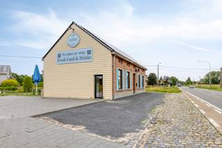<div>
<div>
<div>
<div>
<p>Op een uiterst commerciële zichtlocatie langs de drukke gewestweg tussen Aarschot en Lier, in Heist-op-den-Berg, bevindt zich dit veelzijdige handelspand met bovenliggende woonruimte. Dankzij de uitstekende bereikbaarheid, de hoge passage en de ruime parkeermogelijkheden biedt dit eigendom tal van commerciële opportuniteiten.</p>
<p>Het pand is gelegen op een perceel van ruim<span> </span><b>1.100 m²</b><span> </span>en beschikt over een privatieve parking voor een tiental wagens.</p>
<p>Momenteel is het gelijkvloers ingericht als<span> </span><b>taverne</b>, bestaande uit een ruime verbruiksruimte met open keukenconcept, waardoor klanten en uitbaters optimaal contact behouden. Verder beschikt het pand over een functionele keukeninrichting, een praktische opslagruimte en afzonderlijke sanitaire voorzieningen voor dames en heren.</p>
<p>Op de eerste verdieping bevindt zich een ingerichte<span> </span><b>loft-/woonruimte</b>, ideaal als privéwoning voor de uitbater of als aanvullende woongelegenheid. Deze verdieping omvat een ruime leef- en slaapruimte, een afzonderlijke badkamer en een apart toilet.</p>
<p><b>Troeven van dit pand:</b></p>
<ul>
<li>Commerciële toplocatie langs de verbindingsweg Aarschot – Lier</li>
<li>Uitstekende zichtbaarheid en bereikbaarheid</li>
<li>Perceeloppervlakte van meer dan 1.100 m²</li>
<li>Parking voor circa 10 wagens</li>
<li>Handelsruimte op het gelijkvloers</li>
<li>Open keukenconcept</li>
<li>Opslagruimte aanwezig</li>
<li>Woongelegenheid/loft op de eerste verdieping</li>
<li>Tal van mogelijkheden voor horeca, handel of dienstverlening</li>
</ul>
<p>Een unieke opportuniteit voor ondernemers die op zoek zijn naar een commerciële locatie met woonmogelijkheid op een strategische ligging in Heist-op-den-Berg.</p>
<p><b>Interesse? Contacteer ons voor meer informatie of een bezoek ter plaatse.</b></p>
</div>
</div>
</div>
</div>