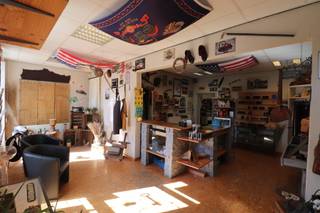 Een bedrijfshal van ca. 270 m² (huidige ledershop) in Bedrijvencentrum Merksplas.De bedrijfshal is momenteel ingericht in een winkelgedeelte vooraan...