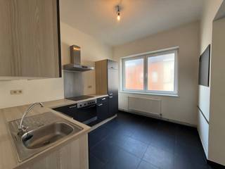 Mooi instapklaar 2- slaapkamer appartement te huur in Aalst. Dit appartement bestaat uit op het gelijkvloers een eerste ruimte die kan dienen als slaapkamer , bureel of polyvalente ruimte en een gemeenschappelijke ruime bergruimte. Op de 1e verdieping is er een hal, ingerichte keuken (met dampkap, oven, vaatwas, spoelbak, opbergkastjes), een ruime en lichtrijke leefruimte, berging (waterverzachter aanwezig), badkamer met douche en wastafel, een apart toilet en een ruime slaapkamer.<br />In het appartement is er overal dubbele beglazing en centrale verwarming met aardgas. Onmiddellijk beschikbaar! HUUR 775€/maand, geen gemeenschappelijke kosten