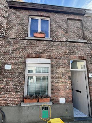 ENKEL REAGEREN VIA E-MAIL AUB, NIET BELLEN!! Deze gezellige en verzorgde stadswoning nabij de kazernevest ideaal voor een koppel zonder kinderen (of max. 1 kind van min. 6 jaar oud omwille van steile trap!). Het huis omvat een inkom-/traphal, een ingerichte eetkeuken, een zit- en eetplaats (deels gemeubeld) en een douchekamer met toilet. Op verdieping zijn er 2 slaapkamers waarvan de kamer aan de straatzijde een vaste trap heeft naar een zolderruimte (deze zit nogal laag in dak, waardoor deze omwille van regelgeving inzake conformiteit niet als slaapruimte mag gebruikt worden). Geen koer of buiten aan. Bij voorkeur geen huisdieren. Het huis geniet van een bijzonder toffe ligging nabij de Kazernevest, de Coupure, .... wat het gebrek aan koer/tuin compenseert. Vrij vanaf 1 oktober. Info: thierry@puurvastgoed.be of reageren via website waarop u advertentie vindt.