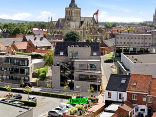 In Poperinge, gelegen in de Heilig-Hartstraat bevindt zich deze kleinschalige residentie, dit met 6 appartementen. Deze nieuwe residentie wordt afgewerkt in 2026 en werd gebouwd door Bouwonderneming Catteeu en Karure group. Met zijn interessante locatie dichtbij de Grote Markt (650m), allerlei voorzieningen (dokter, apotheek, winkels, scholen, horeca, sportgelegenheid) én voldoende gratis parking is dit een buitenkans! Er zijn nog 5 appartementen beschikbaar, telkens verschillend ingedeeld maar steeds kwalitatief afgewerkt. De keuken kan bij de meeste appartementen nog zelf worden gekozen én zitten in de prijs vervat. <br /><br />Er is mogelijkheid om een staanplaats bij te kopen, verder is er ook een gemeenschappelijke fietsenberging. <br /><br />Ben je een investeerder die zorgeloos wil verhuren of wil je liever zelf rustig maar centraal in Poperinge wonen? Maak dan meteen een afspraak met Manon (+32 475 21 56 22) voor een bezoek ter plaatse! <br /><br />Algemene informatie: <br /><br />- Terras aanwezig<br /><br />- EPC-label: A<br /><br />- Verwarming en actieve koeling: warmtepomp lucht/lucht<br /><br />- Lift aanwezig<br /><br />- Gemeenschappelijke waterontharder en regenwaterput <br /><br />Troeven<br /><br /><ul><li>Topligging in Poperinge<br /><br /></li><li>Staanplaats kopen mogelijk<br /><br /></li><li>Keuken naar eigen keuze</li></ul>