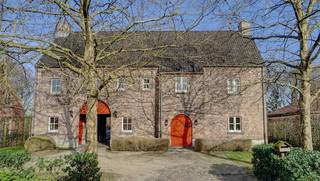 Rustig gelegen villa op een perceel van 16a69ca met ruim bijgebouw en openluchtzwembad.<br />Mooie aangelegde tuin met privacy. Oost georiënteerd.<br />De villa omvat op het gelijkvloers: inkomhal, wc, living met haard, ruime volledig ingerichte leefkeuken met eethoek, technische ruimte, berging en wasplaats.<br />Op de eerste verdieping: nachthal, 3 slaapkamers (21m², 17m² en 14m²) waarvan de master bedroom met mooi zicht op de tuin en aanpalend een dressing, 2de wc en ruime badkamer (dubbele lavabo, inloopdouche en ligbad) met aanpalend een kamer (mogelijks 4de slaapkamer).<br />Op de tweede verdieping thans 1 grote ruimte van circa 82m² met mogelijkheid tot bijmaken (slaap)kamers.<br />Totale vloeroppervlakte: 374m². Cv op aardgas met condenserende ketel. Elektriciteit met domotica en laadpaal aanwezig.<br />Zeer degelijke en hoogwaardige afwerking. Verwarmd openluchtzwembad met automatisch rolluik.<br />EPC: 153 kWh/m² - energielabel B - UC: 3403491. Bouwjaar: 2001. KI: 2.600 euro.<br />Afzonderlijk is er een ruim bijgebouw bestaande uit een garage, hobbyruimte, tuinberging en wellnessruimte met sauna, douche en wc.<br />Stedenbouw info: woongebied met landelijk karakter en achteraan agrarische gebied - vergunning uitgereikt - geen voorkooprecht ruimtelijke ordening - geen rechterlijke herstelmaatregel of bestuurlijke maatregel opgelegd.<br />Perceelscore A - Gebouwscore A. Niet overstromingsgevoelig.