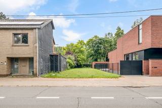 Op wandelafstand van het centrum van Halen ligt deze mooie bouwgrond voor half open bebouwing. Alle voorzieningen (school, jeugdbeweging, sport, winkels, gemeentehuis, horeca,...) bevinden zich hierdoor in de directe omgeving. Op +/- 150m is er een bushalte. Via de N2 is er een zeer vlotte verbinding. <br />In bijlage vindt u de verkavelingsvergunning, het verkavelingsplan en de verkavelingsvoorschriften. <br /><br />Interesse? 011/873307 of info@puur-groep.be
