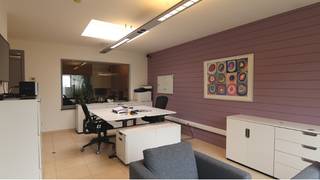 Kantoor met 2 bureelruimtes, ideaal gelegen in het centrum van Loppem.Dit pand met zeer goede visibiliteit is centraal gelegen langs een drukke...