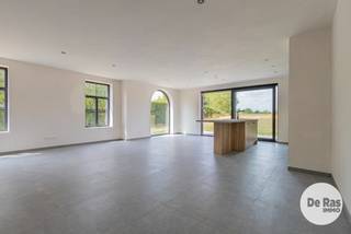 EERSTE BEZOEKDAG ZONDAG 30/08 VAN 10U TOT 12U (enkel op afspraak!)<br /><br />HELDERGEM - Deze prachtige en tijdloze nieuwbouwwoning kunt u vinden op de verbindingsweg tussen Haaltert en Heldergem. De woning werd gebouwd met oog voor detail en afgewerkt met kwalitatieve materialen, waardoor comfort en stijl hier naadloos samenkomen. Bovendien is deze woning bijzonder energiezuinig dankzij vloerverwarming, een warmtepomp, zonnepanelen, een ventilatiesysteem en hoogrendementsglas. <br /><br />Bij het betreden van de woning komt u terecht in een verzorgde inkomhal met gastentoilet. Vanuit de hal heeft u toegang tot de praktische berging/wasruimte en de ruime inpandige garage. Verder leidt de woning u naar de lichtrijke leefruimte, waar grote raampartijen zorgen voor een mooie verbinding met de tuin. De open, volledig uitgeruste keuken is de ideale plek om samen te genieten met familie en vrienden.<br /><br />De leefruimte geeft uit op een aangelegd terras en de tuin, waar u in alle rust kan ontspannen en genieten. Daarnaast is er voldoende parkeergelegenheid voorzien, wat het wooncomfort extra versterkt.<br /><br />Op de eerste verdieping bevinden zich, naast de nachthal en een apart toilet, een badkamer en drie volwaardige slaapkamers. D<br />Een extra troef is de volledig afgewerkte zolder, bereikbaar via een vaste trap. Deze veelzijdige ruimte kan perfect dienen als 2 extra slaapkamer, bureau, hobbyruimte of speelkamer.<br /><br />Ook de ligging is een belangrijk pluspunt: centraal en vlot bereikbaar, met invalswegen, openbaar vervoer en scholen in de nabije omgeving. U geniet hier van een aangename woonomgeving zonder in te boeten aan bereikbaarheid.<br /><br />Kortom, bent u op zoek naar een ruime, energiezuinige woning met alle hedendaags comfort? Aarzel dan niet en plan vandaag nog uw bezoek.<br /><br />Aankoop onder gesplitst stelsel:<br />Grondwaarde: €135.000 (registratierechten 12%)<br />Constructiewaarde: €375.000 (21% BTW )<br />Totaal incl. btw, excl. kosten en excl. notariskosten: €600.550,00