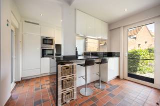 <strong>Vrijstaande woning met o.a. 3 slaapkamers, inpandige garage, ruime tuin en aangelegd terras op rustige locatie te Turnhout. EPC C-label (222 kWh/m²). Beschikbaar vanaf midden mei 2027.</strong><br />
<p><strong>Ligging: </strong>De woning is gelegen in het rustige Schorvoort, net buiten de Ring van Turnhout op fietsafstand van het centrum van Turnhout, met bakker, slager, school, openbaar vervoer… in de directe omgeving. De nabijgelegen invalswegen zorgen voor een onmiddellijke en vlotte verbinding naar de omliggende gemeenten/steden en autostrade E34.</p>
<p><strong>Indeling:</strong> <strong>-1:</strong> kelder <strong>0:</strong> inkomhal, leefruimte, eetkamer, keuken, apart toilet, badkamer, garage <strong>+1:</strong> eerste slaapkamers, tweede slaapkamer, derde slaapkamer, wasplaats/toilet <strong>+2:</strong> bergzolder</p>
<p><strong>Omschrijving:</strong></p>
<p>U betreedt de woning via de ruime inkomhal. Aan de rechterzijde bevindt zich de inpandige garage, ideaal voor het parkeren van uw wagen of als extra bergruimte.</p>
<p>Vanuit de inkomhal heeft u toegang tot de leefruimte, de eetkamer en de badkamer. Deze badkamer is uitgerust met een ruime inloopdouche, een dubbele wastafel en praktische ingebouwde kasten. Aan het einde van de hal bereikt u de eerste eetkamer, die naadloos overgaat in de volledig uitgeruste keuken. Hier beschikt u over een oven, microgolfoven, vaatwasser, inductiekookplaat en koelkast. Daarnaast is er voldoende werk- en opbergruimte voorzien. Dankzij de mogelijkheid om enkele barkrukken te plaatsen, kan deze ruimte tevens dienstdoen als gezellige ontbijthoek. Aansluitend bevindt zich een afzonderlijk gastentoilet en de toegang tot de kelder. De kelder is ruim voorzien en fungeert als extra opslagruimte en voorraadkamer.</p>
<p>Vanuit de keuken heeft u directe toegang tot de sfeervolle, aangelegde binnenkoer. Aansluitend aan de eetkamer bevindt zich de ruime leefruimte met een tweede eetgedeelte, eveneens voorzien van toegang tot de binnenkoer.</p>
<p>Op de verdieping beschikt de woning over drie volwaardige slaapkamers van respectievelijk 28 m², 15 m² en 14 m². De ruime masterbedroom is voorzien van ingebouwde kasten en biedt bovendien toegang tot twee praktische zolderbergingen. Verder vindt u op deze verdieping een zeer ruime wasplaats met extra toilet. Via een vlizotrap op de overloop bereikt u de bergzolder.</p>
<p>Buiten geniet u van een gezellige, volledig aangelegde binnenkoer met een tuinhuis voor fietsen en tuingereedschap. Naast de woning bevindt zich de tuin met een overdekt terras, waar het aangenaam vertoeven is. De tuin is volledig omheind en biedt uitstekende privacy.</p>
<p>De woning wordt verwarmd via centrale verwarming op aardgas met een hoogrendementsketel. Daarnaast zorgen een authentieke Noorse houtkachel in de keuken en een tweede houtkachel (geplaatst in 2019) in de leefruimte voor extra sfeer en een aangename warmte tijdens de koudere maanden.</p>
<p><strong>Bijzonderheden: vrijstaande woning – drie ruime slaapkamers – aangelegde binnenkoer én tuin – inpandige garage</strong></p>
<p><em>Bijzondere informatieplicht: in aanvraag</em></p>