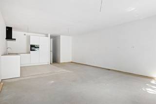 <p><span>Comfortabel en energiezuinig nieuwbouwappartement op de eerste verdieping (70m²) van een kleinschalig gebouw in het centrum van Schoten.</span></p><p><span> </span></p><p><span>Het appartement omvat een inkomhal, een leefruimte met open keuken (volledig uitgerust), een berging/wasplaats, een toilet, één slaapkamer met een en suite badkamer (met lavabomeubel en douche) en een terras (aan de achterzijde van het gebouw).</span></p><p><span> </span></p><p><span>Een warmtepomp, vloerverwarming, zonnepanelen, ventilatiesysteem, ... Het werd hier allemaal voorzien. De parketvloeren worden komende week nog geplaatst en de muren en het plafond krijgen ook nog een grondlaag. </span></p><p><span> </span></p><p><span>De maandelijkse huurprijs bedraagt € 1.095,00. Er zijn hier geen gemeenschappelijke kosten. Wel zal er een beurtrol komen voor het onderhoud van de gemeenschappelijke inkom- en traphal.</span></p><p><span> </span></p><p><span>Graag uw interesse bevestigen per mail (stijn@vastgoedbardyn.be) of Whatsapp (0478/95.01.51). Vervolgens contacteer ik U om een afspraak in te plannen. </span></p>