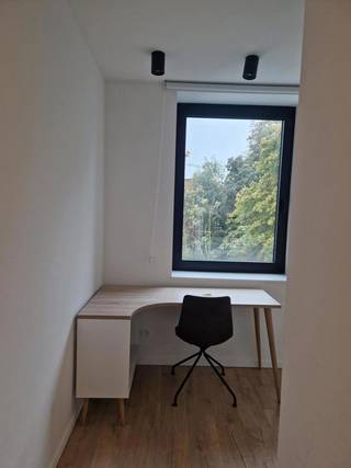 <p>VOOR DE SNELLE BESLISSERS!</p>
<p>ACADEMIEJAAR 2026-2027</p>
<p><span>Op zoek naar een comfortabele, volledig instapklare kamer in het hart van Leuven? Deze gemeubelde kamer in de </span><strong><span>Onze-Lievevrouwstraat 50</span></strong><span> combineert rust en privacy met een uitstekende ligging vlak bij het bruisende stadscentrum.</span></p>
<p><span></span></p>
<p><span>De </span><strong><span>Kruidtuin bevindt zich op slechts 350 meter</span></strong><span> en ook universiteitsgebouwen, winkels, openbaar vervoer en het centrum zijn vlot te voet bereikbaar. Een ideale uitvalsbasis voor studenten en young professionals die graag alles binnen handbereik hebben.</span></p>
<p><span></span></p>
<p><span>De kamer is volledig ingericht en beschikt over:</span></p>
<ul>
<li><span>een comfortabel bed</span></li>
<li><span>een bureau met bureaustoel</span></li>
<li><span>ingebouwde kasten met voldoende opbergruimte</span></li>
<li><span>een koelkast met vriesvak</span></li>
<li><span>een microgolfoven</span></li>
<li><span>een </span><strong><span>eigen badkamer met douche en toilet<br /><br /></span></strong></li>
</ul>
<p><span>Daarnaast kan je gebruikmaken van de </span><strong><span>ruime gemeenschappelijke keuken</span></strong><span>. Het goed onderhouden gebouw en de rustige ligging zorgen voor een aangename woon- en studieomgeving.</span></p>
<p><strong><span>€690 per maand + €140 nutsvoorzieningen &amp; gem. lasten</span></strong></p>
<ul></ul>
<p><strong><span>Troeven op een rij:</span></strong></p>
<ul>
<li><span>Volledig gemeubileerd en instapklaar</span></li>
<li><span>Eigen badkamer en toilet</span></li>
<li><span>Ruime gemeenschappelijke keuken</span></li>
<li><span>Rustige ligging</span></li>
<li><span>Op slechts 350 m van de Kruidtuin</span></li>
<li><span>Universiteitsgebouwen, winkels en openbaar vervoer op wandelafstand</span></li>
<li><span>Gelegen in het centrum van Leuven<br /><br /></span></li>
</ul>
<p><strong><span>Comfort, privacy en een topligging: alles wat je nodig hebt om aangenaam te wonen en studeren in Leuven.</span></strong></p>
<p></p>