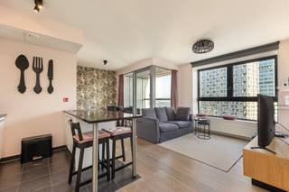 <p>Dit <strong>gemeubeld</strong> appartement is gelegen op de 9de verdieping van de hippe <strong>Londentower</strong>. Het Eilandje is dé buurt in ontwikkeling met zijn gezellige Jachthaven, leuke horecazaken en zijn fantastische 'Park Spoor Noord'! De fietsbrug over de Italiëlei tot in het park start aan de voet van het gebouw. <br /><br /><strong>Indeling:</strong> inkomhal op parket; apart toilet met handenwasser, aparte wasplaats/berging, woonkamer op parket met veel lichtinval (ochtendzon), aansluitend terras op betonsteen. Open keuken met ontbijttoog, voorzien van alle toestellen, knusse slaapkamer op parket, badkamer met ligbad (+ douchesysteem) en wastafel.<br /><br /><strong>Bijzonderheden: </strong></p>
<ul>
<li>Volledig gemeubeld en instapklaar.</li>
<li>Videofoon - Prachtig panoramisch uitzicht - Camerabewaking en receptionist(e) voorzien.</li>
<li>Het appartement werd in 2024 volledig herschilderd.</li>
<li>Diverse gemeenschappelijke fietsenbergingen.</li>
<li>Centraal afvalpunt in het gebouw. </li>
<li>Algemene kosten ca. € 145/mnd. (inclusief provisie verwarming).<br /> </li>
</ul>