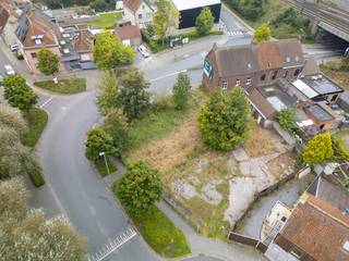 Vlot bereikbare bouwgrond gelegen in het bloeiende Marke. Vlotte ontsluiting mogelijk. Nabij fietspad (doenaertpad - gulden spoorpad) Op wandel -en fietsafstand van scholen (vrije centrum school, damiaanschool, open groene) en winkels (Spar op Pottelberg, Carrefour in de Rekkemsestraat)Benieuw naar meer? Neem nu contact op met dossierverantwoordelijke Matthias Vanneste via 0479 67 68 48 of matthias.vanneste@dewaele.com