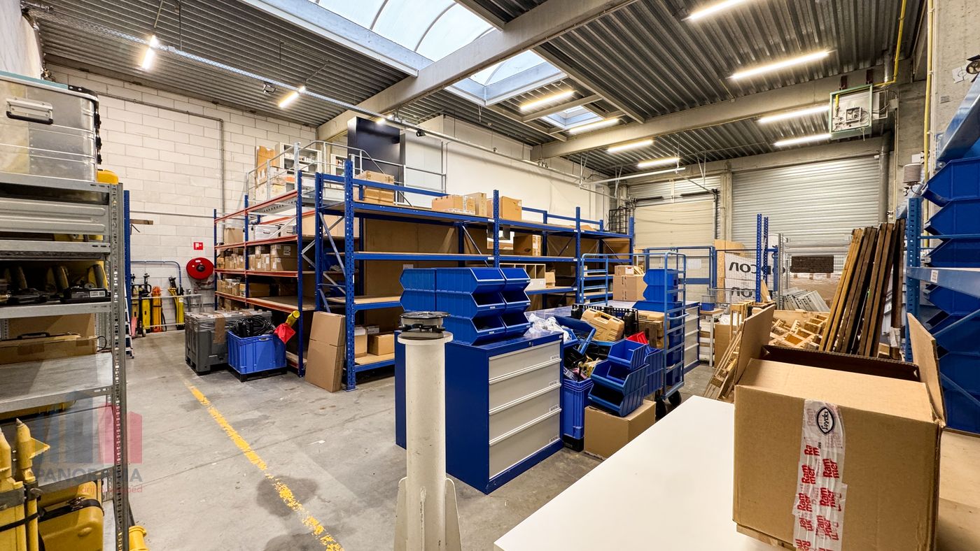 SME UNIT WITH 250 m² WAREHOUSE AND 60 m² FITTED OFFICES IN A PRIME LOCATION - photo 4