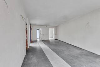 <p>Voor meer info of een bezoek, bel 053 59 49 34 - Op een gunstige locatie te Ternat bevindt zich deze <strong>nieuwbouwwoning</strong>. Verschillende faciliteiten (scholen, openbaar vervoer, winkels, centrum Ternat, ..) bevinden zich in de nabije omgeving. De E40 richting Brussel en Gent is vlot bereikbaar. <strong>De woning wordt volledig afgewerkt, exclusief de aanleg van de tuin.</strong> Binnenkomen doen we in de inkomhal waar zich de gastentoilet bevindt. Verder vinden we op het gelijkvloers een gezellige woonkamer met aansluitend de keuken en de <strong>inpandige garage</strong>. Het eerste verdiep telt <strong>twee slaapkamers</strong> en een badkamer. De zolder is toegankelijk met een vaste trap en kan dienst doen als <strong>derde slaapkamer</strong>. <strong>De woning wordt in totaliteit verkocht onder 21% BTW. </strong>(Maatregelen opgenomen in het maatregelenregister: nee)</p>