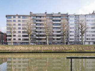 <strong>Coupure Rechts. Kwalitatief gerenoveerd 2 slpk-appartment met terras op een boogscheut van het stadscentrum.</strong><br /><br /><em>Voor meer informatie, mail naar info@carloeggermont.be</em><br /><br />Door zijn ligging aan de <strong><span>Coupure rechts</span></strong> is het appartement <strong><span>een ideale waardevaste investering en uitvalsbasis in het centrum van de stad.</span></strong><br /><br /><strong><span>Dit gelijkvloers appartement werd in 2024 kwalitatief gerenoveerd.</span></strong> Het appartement telt <strong><span>twee volwaardige slaapkamers die zich aan de achterzijde bevinden</span></strong> en toegang bieden tot de buitenruimte.<br /><br />Aan de voorzijde vinden we een aangename en lichtrijke open ruimte die plaats geeft aan de vernieuwde keuken, eetplaats en leefruimte.<br /><br />Tussengelegen vinden we de inkomhal, gastentoilet en de badkamer voorzien van inloopdouche, wastafel en plaats voor de wastafel.<br /><br />Als extra is het appartement nog voorzien van een privatieve kelder.<br /><br /><strong>Samenvattend, een interessant appartement voor zowel jonge starters, ouders van studerende kinderen of investeerders dankzij de goede afwerking en de topligging.</strong><br /><br /><em>Maandelijkse kosten: 147 euro</em><br /><em><em>Elektriciteit conform.</em></em>