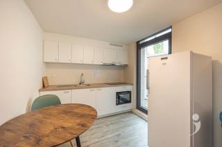 <p><span>Recent vernieuwde kamer.</span></p><p><span> </span></p><p><span>Deze kwalitatieve studentenkamer, gelegen op dé winkelwandelstraat van Leuven, is volledig in nieuwbouwstaat.</span></p><p><span>Je beschikt over een slaaphoek, bureau, kast met eigen frigo en microgolf en een eigen douche.</span></p><p><span>In het gebouw zijn 2 goed uitgeruste gemeenschappelijke keukens, alsook een gezellige ontspanningsruimte met zonneterras.</span></p><p><span>De kamer is volledig bemeubeld.</span></p><p><span> </span></p><p><span>Momenteel verhuurd voor 26-27 aan 590 EUR (excl. kosten).</span></p><p><span> </span></p><p><span>Interesse? Contacteer ons via 016 15 31 15 of <span>info@immolivit.be</span></span><span> </span></p><p><span> </span></p>