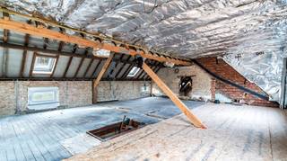 <p><span>Welkom in deze unieke woning te Bonheiden</span></p><p><span>Deze woning is residentieel gelegen en heeft een bewoonbare oppervlakte van 300m² en een grondoppervlakte van 1.185m² .</span></p><p><span>De woning werd inmiddels deels gerenoveerd; vernieuw dak, vernieuwde ramen, asbestverwijdering, ... maar vraagt nog een grondige verdere afwerking.</span></p><p><span>Dit pand is ideaal voor wie een renovatieproject zoekt met het nodige potentieel. </span></p>