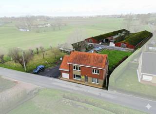 <strong>Op zoek naar rust, ruimte én mogelijkheden voor private opslag?<br />Deze vergunde woning in landelijke omgeving combineert rustig wonen met 2 vergunde opslaggebouwen van elk 750 m² groot, extra bergruimte, een charmant bakhuisje en een mooi stuk grond.</strong><br />Gelegen te velde, met prachtige uitzichten langs heel wat zijden.<br /><br /><strong>!! vergunning functiewijziging !!<br />!! wijziging van de functie van landbouw naar residentieel gebruik, is vergund !!</strong><br /><br />Belangrijkste kenmerken : 
<ul>
	<li><span>vergunde residentiële woning in landelijke omgeving</span></li>
	<li><span>gelegen in landschappelijk waardevol agrarisch gebied</span></li>
	<li><span>voormalige landbouwsite – landbouwactiviteit stopgezet</span></li>
	<li><span>2 vergunde bijgebouwen geschikt voor passieve opslag, passief gebruik</span></li>
	<li><span>geen actieve exploitatie</span></li>
	<li><span>toegelaten opslag van allerhande materiaal, materieel, auto's, caravans, e.d.</span></li>
	<li><span>opslag uitsluitend binnenin de vergunde gebouwen</span></li>
	<li><span>geen buitenopslag of commerciële activiteiten</span></li>
	<li>rust en privacy gegarandeerd</li>
</ul>
<br /><strong>***** TOP-AANBIEDING *****</strong>