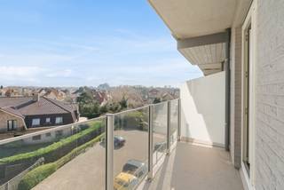 <p>Gelegen in hartje Koksijde-Bad, op slechts enkele stappen van zee, biedt dit instapklare appartement alle comfort voor aangenaam wonen.</p>
<p>Het appartement beschikt over een inkomhal, een ruime en lichtrijke woonkamer met toegang tot een terras met open uitzicht, een volledig ingerichte open keuken, een praktische berging, twee mooie slaapkamers, een badkamer met inloopdouche en lavabo, en een afzonderlijk toilet. Ondergrondse kelders, parkeerplaatsen en/of garages kunnen optioneel worden aangekocht.</p>