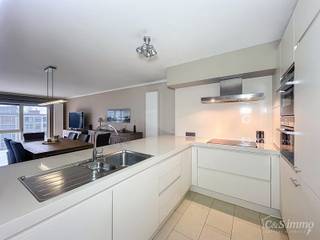 Dit ruime en goed onderhouden appartement met twee slaapkamers is gelegen op een centrale ligging nabij winkels, openbaar vervoer en...