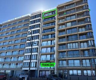 Op zoek naar een comfortabel en recent appartement vlak bij zee? Dan is dit stijlvolle gemeubeld tweeslaapkamerappartement op de negende...