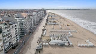 Dit zeer mooi, compleet en smaakvol gerenoveerd appartement met twee volwaardige slaapkamers en twee badkamers bevindt zich aan de Zeedijk in het Zoute. Het stijlvolle, energiezuinige appartement is gelegen tussen het Albertplein en het Driehoeksplein en biedt u zeezicht vanop de vierde verdieping. <br /><br />Indeling: inkomhal voorzien van een gastentoilet en vestiaire, ruime, zeer brede en lichtrijke woonkamer, volledig uitgeruste keuken met een werkblad in travertin en voorzien van hoogwaardige Miele-apparatuur, de master bedroom beschikt over op maat gemaakte inbouwkasten en een terras met zeezicht, aansluitende badkamer, tweede volwaardige slaapkamer met veel ingebouwde kasten, tweede badkamer.<br /><br />Daarnaast is er een kelderberging en een fietsenberging in het gebouw.<br /><br />Het gebouw werd alvast vernieuwd (nieuwe buitengevel, nieuwe terrassen met transparante balustrades, lift,…).<br /> <br />Er is de mogelijkheid tot aankoop van een staanplaats in een gebouw nabij het appartement.<br /><br />Bezoeken? Graag na afspraak met Avantimmo op het nummer 050 62 50 55<br /><br />Bekijk de video op www.avantimmo.be