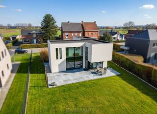 <span><span><strong>1ste bezoekdag WOENSDAG 7 JANUARI! Inschrijven kan via www.nobels.be onder referentienummer 4194980.</strong></span></span><br /><br />MODERNE EN ENERGIEZUINIGE ARCHITECTENWONING gelegen te Wortegem-Petegem, op een UITERST LANDELIJKE LOCATIE met een PANORAMISCH ZICHT over de omliggende velden. Deze STIJLVOLLE WONING uit 2010 werd gebouwd met OOG VOOR KWALITEIT en HEDENDAAGS WOONCOMFORT en beschikt over VLOERVERWARMING op aardgas, WARMTEWEREND GLAS en een EPC-label B. Daarmee vormt deze woning een TOEKOMSTGERICHTE KEUZE voor wie COMFORTABEL én ENERGIEZUINIG wil wonen.<br />Op het gelijkvloers betreedt u de woning via de inkomhal met gastentoilet en toegang tot de kelder. Vanuit de hal bereikt u de ruime woonkamer, die dankzij de grote raampartijen geniet van een prachtig zicht op de tuin en het landschap. Aansluitend bevindt zich de moderne open keuken, met toegang tot een praktische berging en de inpandige garage. De 1ste verdieping omvat een ruime nachthall, 4 slaapkamers, een ingerichte badkamer en een dressing.<br />Buitenshuis beschikt deze villa over een onderhoudsvriendelijke tuin, een ruim zonnig terras én een extra overdekt terras, wat een heerlijke buitenbeleving garandeert in elk seizoen.<br /><br />Adres: Sneppestraat 25 te Wortegem-Petegem<br /><br />EPC: 180 kWh/m², G-score A en P-score B, Geen renovatieverplichting van toepassing