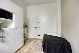 <span><span><strong>*Uniek investeringsvastgoed*</strong></span><br /><br />Aan de Stadsrand van de bruisende studentenstad Leuven namelijk op de hoek van de Naamsesteenweg met de Groenstraat kan je dit uniek opbrengstproject vinden. </span><span>Het pand is uiterst centraal gelegen, ideaal voor studenten zowel studerende in het centrum als de Campussen in Heverlee: Arenberg, UCLL, Sportkot... </span><span>Dit opbrengstpand </span><span>omvat 35 moderne entiteiten namelijk 31 kamers privatief sanitair en 4 studio's voorzien van al het nodige comfort en bemeubeling. </span><br /><br /><span>Alle entiteiten </span><span>kunnen indien gewenst voorzien worden van een verhuring.</span><span> Nettorendement 3,5%. Oplevering verbouwing start academiejaar 2024-2025.</span><br /><br /><span><strong>Wens je meer informatie? Dat kan ! Contacteer onze Expert Investeringsvastgoed: Jacky 0495 53 46 49 of jacky@connect-immo.be</strong></span><br /><br /><span>EPB Startverklaring!</span><br /><span>wg, gdv, gvkr, gvv</span>