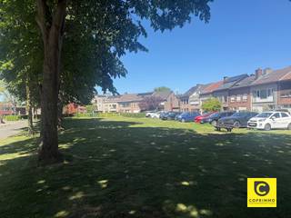 <p><span>Charmante Hoekwoning in Kindvriendelijke Buurt</span></p><p><span> </span></p><p><span>Deze charmante hoekwoning, gelegen aan een rustig, groen pleintje, biedt alles wat je nodig hebt voor een comfortabel gezinsleven. Gebouwd in 1971, maar sindsdien zorgvuldig onderhouden, is het de ideale woning voor wie op zoek is naar rust en ruimte, met gemakkelijke toegang tot alle voorzieningen.</span></p><p><span> </span></p><p><span>GELIJKVLOERS</span><span><br /></span><span>Bij binnenkomst betreedt u een lichte en ruime leefruimte, met aansluitend de open keuken, met bijbehorende toestellen. Daarnaast is er een handige berging en een praktische douchekamer. De woning beschikt verder over een ruime garage en een oprit, ideaal voor meerdere voertuigen.</span></p><p><span> </span></p><p><span>EERSTE VERDIEPING</span><span><br /></span><span>De eerste verdieping biedt drie royale slaapkamers en een goed ingedeelde badkamer, waardoor de woning perfect geschikt is voor een gezin.</span></p><p><span> </span></p><p><span>ZOLDER</span><span><br /></span><span>De zolder, toegankelijk via een steektrap, biedt de mogelijkheid om twee extra slaapkamers te creëren, wat de woning nog flexibeler maakt voor uw wensen.</span></p><p><span> </span></p><p><span> </span></p><p><span>EXTRA VOORDELEN </span></p><p><span> </span></p><ul><li><span>Nieuw dak (2016)</span></li><li><span>Vernieuwde ramen (achterzijde: 2011, voorzijde: 2013)</span></li><li><span>Elektrische rolluiken door de gehele woning</span></li><li><span>Geïsoleerde spouwmuren (2012)</span></li><li><span>Zuid west georiënteerde tuin</span></li><li><span>Asbest veilig </span></li><li><span>Betonconstructie </span></li><li><span>Veel natuurlijk lichtinval </span></li></ul><p><span>Locatie en Omgeving</span><span><br /></span><span>Deze woning is ideaal gelegen voor gezinnen die de rust van een groene omgeving willen combineren met de nabijheid van winkels, scholen en belangrijke snelwegen (A12 en E19). Geniet van wandel- en fietsroutes in de buurt en de centrale ligging tussen Antwerpen, Brussel en Mechelen.</span></p><p><span>Deze woning biedt alles wat een gezin zich kan wensen. Wacht niet langer en kom snel langs om deze kans te ontdekken!</span></p><p><span> </span></p>