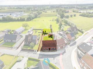Deze woning is gelegen op een perceel van 935 m² en geniet een centrale ligging tussen de dorpskernen van Sleidinge en Waarschoot, alsook tot de N9...