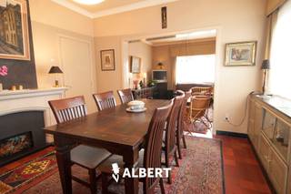 Ben je op zoek naar een ruime tijdloze woning ,op een gunstige ligging ,met veel potentieel? <br />Zoek niet langer! Deze vrijstaande woning gelegen langs de N74, de verbindingsweg tussen Hasselt en Zonhoven, ligt op een perceel grond van 1250m2 en heeft een bewoonbaar oppervlakte van 277m2 (Bron EPC).<br />De te renoveren woning beschikt over een aparte ingang waardoor deze geschikt is als kangoeroewoning of voor mensen met een bijberoep of een praktijk.<br />Langs de voordeur komen we in de centrale inkomhal deze geeft toegang tot een aangename zitruimte met mooie erker met glas in lood, een leefruimte met eet en woonruimte en een volledig ingerichte keuken met eethoek. daarachter bevindt zich de toegang tot de polyvalente ruimte.<br />De badkamer en gastentoilet bevinden zich ook op het gelijkvloers naast de trap.<br />Op het eerste verdiep vinden we 4 slaapkamers alsook een bureauruimte.<br />Via een vaste trap is ook de zolderverdieping bereikbaar. Deze biedt, mits de nodige afwerking, nog vele mogelijkheden.<br />De mooie aangelegde tuin heeft nog een tuinberging en is volledig omheind.<br />De grote troeven van dit huis zijn: de grote woonoppervlakte, de tijdloze uitstraling, de vele mogelijkheden naar co-housing met ouders of kinderen en de prachtige tuin.<br />De woning kan ook aangekocht worden via aandelentransactie.<br />Wil je graag een bezoek inplannen? Contacteer Nathalie 0477/493871 of nathalie.poelmans@albert.immo<br />Bij Albert kom je thuis!