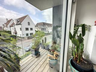 Dit appartement is gelegen vlakbij de Zeedijk van Duinbergen, Knokke-Heist. <br />Allerlei faciliteiten in de nabije omgeving, op wandelafstand. <br /><br />Een recente bouw, energiezuinig en een praktische indeling. <br />Indeling als volgt: Inkomhal met gastentoilet en vestiaireruimte, woonkamer met open ingerichte keuken, aansluitend een zonnig terras. <br />Achteraan het appartement is een wasplaats, 3 volwaardige slaapkamers, een badkamer en een tweede terras. <br /><br />UITERST GOEDE LIGGING!