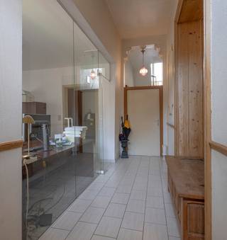 In het bruisende centrum van Ternat vindt u deze charmante, karaktervolle woning met een aparte bureauruimte – ideaal voor thuiswerk of...