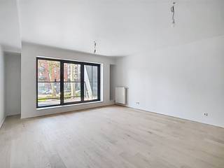 <strong>SCHAERBEEK</strong>, op een steenworp afstand van het Josaphatpark, in een rustige en groene wijk, in een recent en goed gelegen appartementencomplex met een mooie privétuin bij het gebouw, een luxe appartement met een oppervlakte van ±117 m². Het appartement bestaat uit een inkomhal met een garderobe en een toilet met wastafel, een woonkamer van ±36 m² met een volledig uitgeruste open keuken, een terras van ±5 m², 2 slaapkamers, een studeerkamer, een badkamer, een doucheruimte, een wasruimte, een kelder en een parkeerplaats binnen, inbegrepen in de huurprijs. Beschikbaar vanaf 15/11/2026! Raming van de kosten: 200 €/maand (gemeenschappelijke kosten, warm water en verwarming). EPC: A 8,80 kg CO²/(m²/jaar).<br /><br />
<p><strong><span>Op de 1e verdieping: (B1.1)</span></strong></p>
<ul>
<li>Entreehal met garderobe en toilet met wastafel – gepantserde deur en videofoon</li>
</ul>
<ul>
<li>Woonkamer van ±36 m² met toegang tot het terras van ±5 m²</li>
</ul>
<ul>
<li>Volledig uitgeruste open keuken (spoelbak, oven, kookplaten, afzuigkap, koelkast, vriezer, vaatwasser)</li>
</ul>
<ul>
<li>Slaapkamer 1 van ±14 m²</li>
</ul>
<ul>
<li>Slaapkamer 2 van ±9,5 m</li>
</ul>
<ul>
<li>Kantoor van ±8 m²</li>
</ul>
<ul>
<li>Badkamer (wastafel, bad/douche)</li>
</ul>
<ul>
<li>Aangrenzende doucheruimte (douche, wastafel)</li>
</ul>
<ul>
<li>Wasruimte</li>
</ul>
<p>Kelder nr. C29</p>
<p>Overdekte parkeerplaats nr. 23 op niveau -2</p>