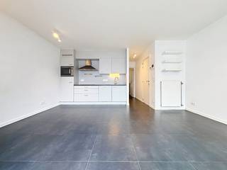 <p>Knus<strong> stadsappartement met terras </strong>op de eerste verdieping dat deel uitmaakt van een rustig complex met <strong>gezellige binnentuin.</strong> Dit lichtrijk appartement is gelegen in het hart van het historische centrum en nabij het H. Conscienceplein. In de heraangelegde Lange Koepoortstraat bevinden zich alle winkels die u nodig heeft. De metro en het centraal station liggen op wandelafstand.<br /><br /><strong>Indeling:</strong><br />Woonkamer op keramische tegel met groot schuifraam naar het terras en een open keuken; hal met wc; slaapkamer met inbouwkast en douchekamer met aansluiting voor wasmachine en droogkast.<br /><br /><strong>Bijzonderheden:</strong></p>
<ul>
<li>EPC B</li>
<li>Ondergrondse kelderberging inbegrepen. Gemeenschappelijke fietsenberging.</li>
<li>Individueel verbruik van water, gas en elektra.</li>
<li>Alg. kosten: € 60-/mnd.</li>
<li>Ondergrondse autostaanplaats mogelijk aan € 130,-/mnd.</li>
<li>Per direct beschikbaar.</li>
</ul>