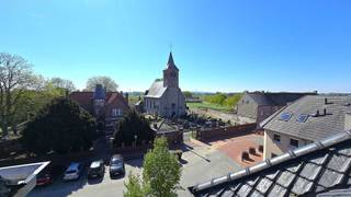 <p><span>Knus, ruim dakappartement in het centrum van Helkijn. Aangenaam dorpsplein met eet-, wandel- en fietsgelegenheid in de directe omgeving. Omvat: 1 slaapkamer, ruime leefruimte, terras, berging, toilet, badkamer met douche.</span></p><p><span>Huurprijs: 500 euro/maand.</span></p><p><span>syndic: 25 euro/maand.<br /><br /></span></p>