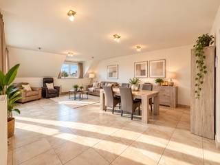 RUIM EN INSTAPKLAAR 2-SLAAPKAMERAPPARTEMENT, uitstekend gelegen in het CENTRUM VAN BRAKEL en toch genietend van een RUSTIGE WOONOMGEVING. Dankzij deze CENTRALE LIGGING bevinden winkels, horeca, openbaar vervoer en andere dagelijkse voorzieningen zich op WANDELAFSTAND, wat dit appartement bijzonder geschikt maakt voor ZOWEL EIGEN BEWONING ALS INVESTERING, momenteel VERHUURD aan 895 EUR/maand. Bij de realisatie werd veel aandacht besteed aan een PRAKTISCHE INDELING EN KWALITATIEVE AFWERKING. De royale leefruimte, 2 volwaardige slaapkamers en het ruime terras zorgen voor een AANGENAAM WOONCOMFORT. Bovendien bestaat er bij de verkoop de MOGELIJKHEID TOT AANKOOP VAN EEN AFGESLOTEN GARAGEBOX, een INTERESSANTE EXTRA TROEF in het centrum.<br />De indeling gaat als volgt: via de inkomhal met afzonderlijk gastentoilet bereikt u de ruime en lichtrijke woonkamer met aansluitend de ingerichte open keuken. Vanuit de leefruimte heeft u toegang tot het zonnig terras, waar u in alle rust van de buitenruimte kan genieten. Verder beschikt het appartement over een praktische berging, 2 volwaardige slaapkamers en een ingerichte badkamer.<br /><br />Adres: Vierschaar 25 bus 303 te Brakel<br /><br />EPC: 176kWh/m²; G-score A en P-score D; Geen renovatieverplichting van toepassing; Bestuursmaatregelen in het maatregelenregister: Neen; Momenteel verhuurd