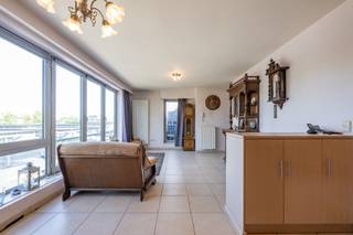 <p>Centraal gelegen appartement in hartje Mortsel, recht tegenover het Marktplein. Alle faciliteiten bevinden zich op wandelafstand: winkels, horeca, openbaar vervoer (tram, bus en trein), scholen en supermarkten. Een ideale locatie voor wie comfortabel en centraal wil wonen.<br /><br /><strong>INDELING</strong><br />Inkomhal met apart gastentoilet.<br />Leefruimte en open keuken (35m², incl. Siemens afwasmachine, koelkast en diepvries) – veel lichtinval dankzij zuidwestelijke oriëntatie en grote raampartijen.<br />Terras aan de voorzijde met open zicht op het Marktplein.<br />Grote slaapkamer aan de rustige achterzijde (20m²).<br />Aansluitende dressing/berging – mogelijkheid tot creëren van tweede slaapkamer.<br />Badkamer met bad/douche, lavabo en wasmachine.<br />Extra berging.<br /><br /><strong>BIJZONDERHEDEN<br /></strong>- Verwarming op gas (nieuwe Bosch condensatieketel).<br />- Airco in de leefruimte.<br />- Optioneel: garagebox aan te kopen in de Sint-Benedictusstraat 124B (garage nr. 20) aan € 28.000<br /><br /><strong>POSITIEVE ASPECTEN<br /></strong>- Centrale ligging met zicht op het Marktplein<br />- Veel lichtinval dankzij zuidwestoriëntatie<br />- Potentieel tot tweede slaapkamer</p>
<p>Wenst u een bezoek in te plannen of meer info? Neem gerust contact op!</p>